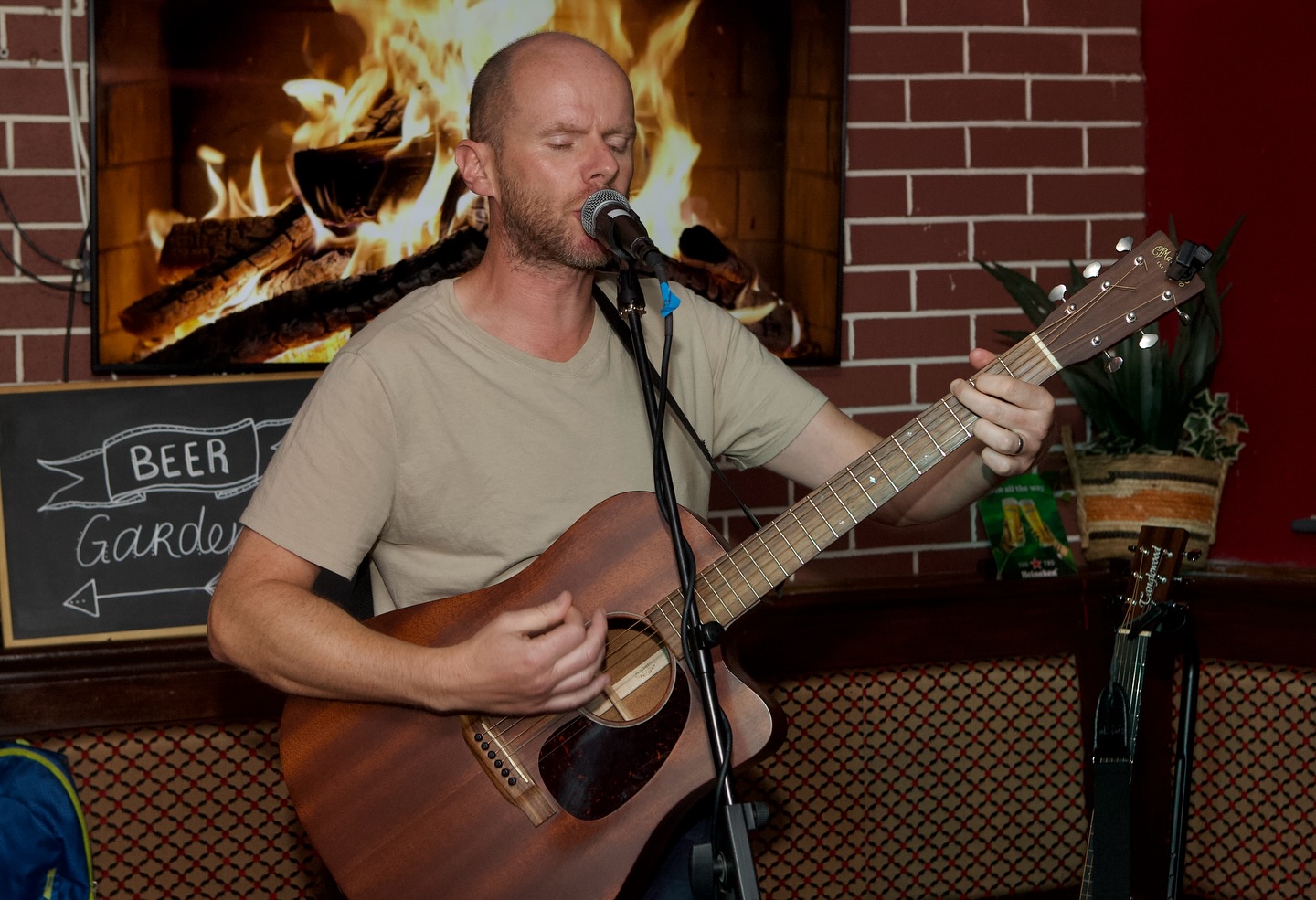 eoin with guitar